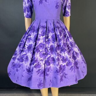 Gorgeous 1950s border print day dress
